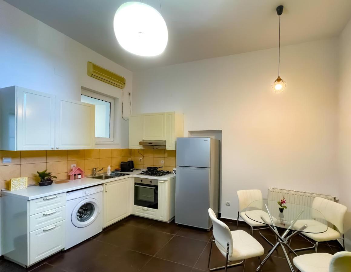 Cool Flat With Hot Tub In The Old Town Leilighet Bucureşti Eksteriør bilde