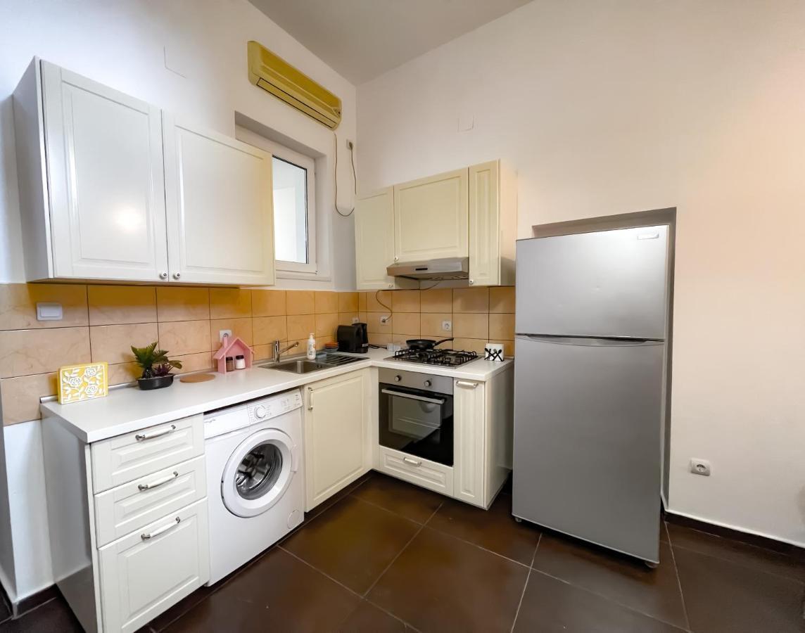 Cool Flat With Hot Tub In The Old Town Leilighet Bucureşti Eksteriør bilde