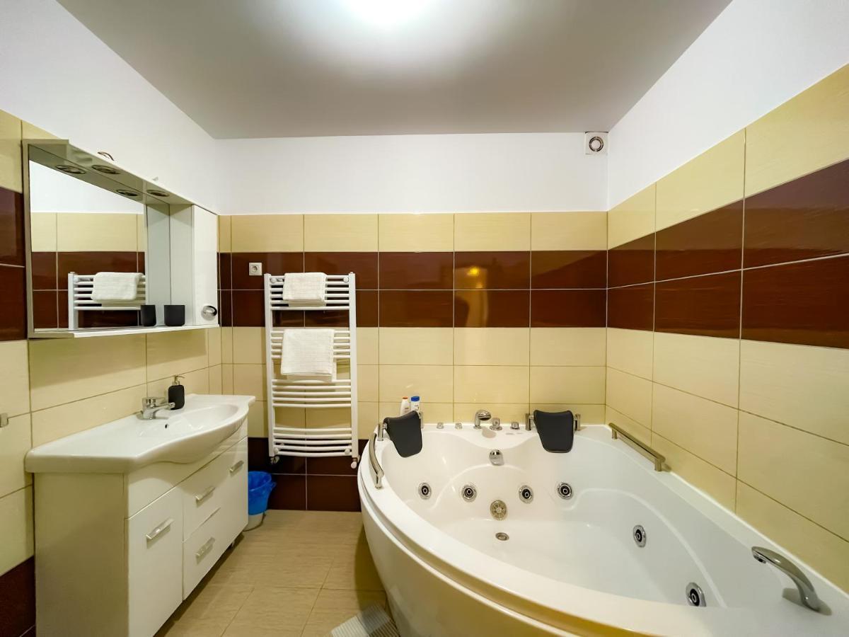 Cool Flat With Hot Tub In The Old Town Leilighet Bucureşti Eksteriør bilde