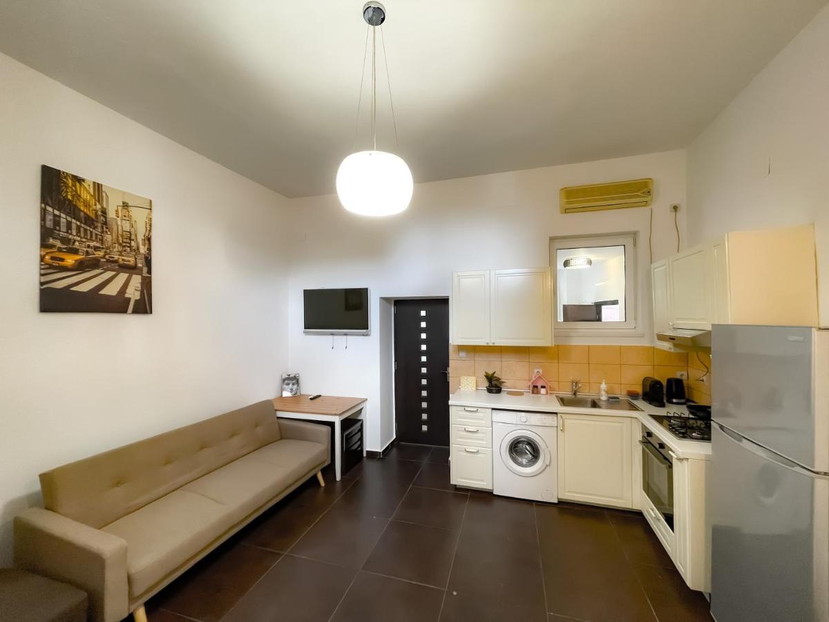 Cool Flat With Hot Tub In The Old Town Leilighet Bucureşti Eksteriør bilde