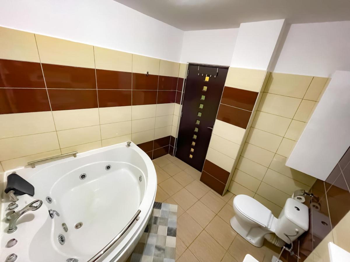 Cool Flat With Hot Tub In The Old Town Leilighet Bucureşti Eksteriør bilde